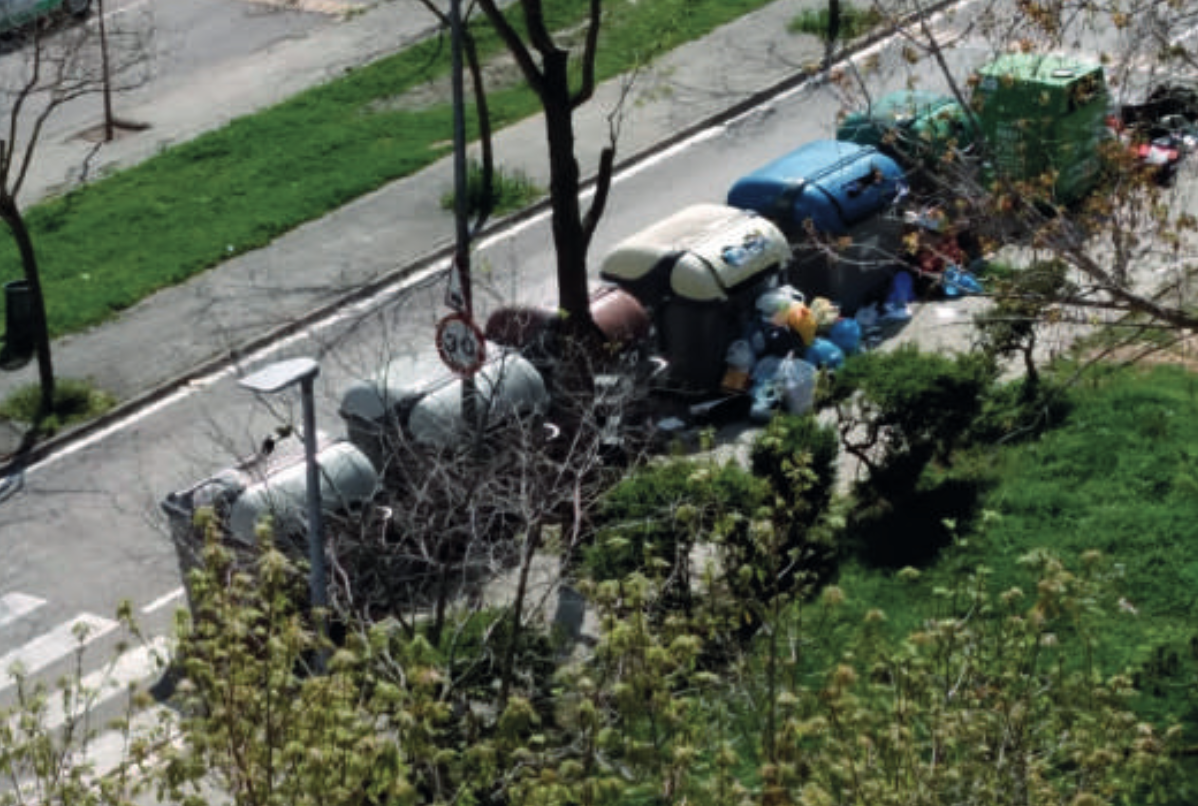 Escombraries al carrer de Ramon Muntaner a Mira-sol. FOTO: Eulàlia Paredes