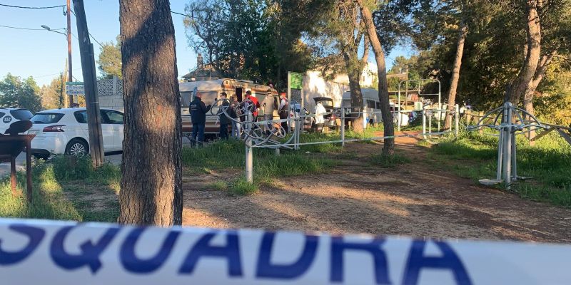 Escorcoll a les Planes a la caravana del presumpte assassí. FOTO: Àgata Guinó