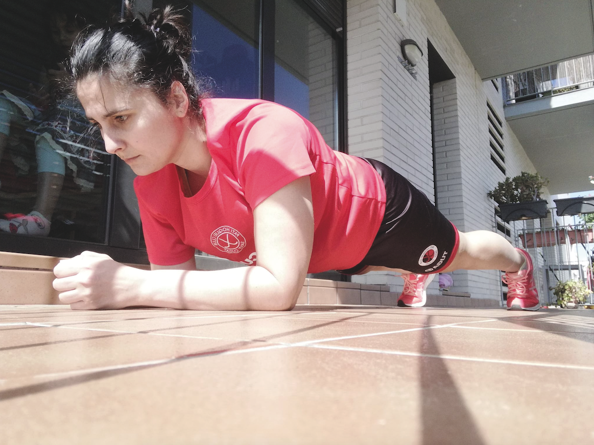 Rosa Tamburini mantenint la forma durant el confinament. FOTO: Cedida