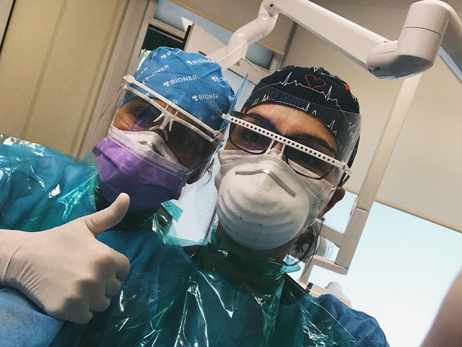 L'equip utilitza equips de protecció individual durant les visites i els tractaments dels pacients FOTO: Cedida