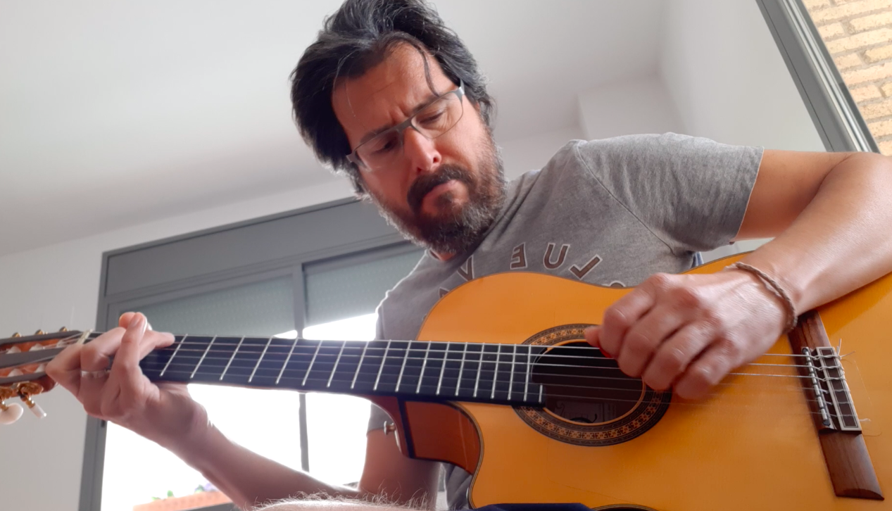 Saltor tocant 'Wonderful Tonight'. FOTO: Cedida