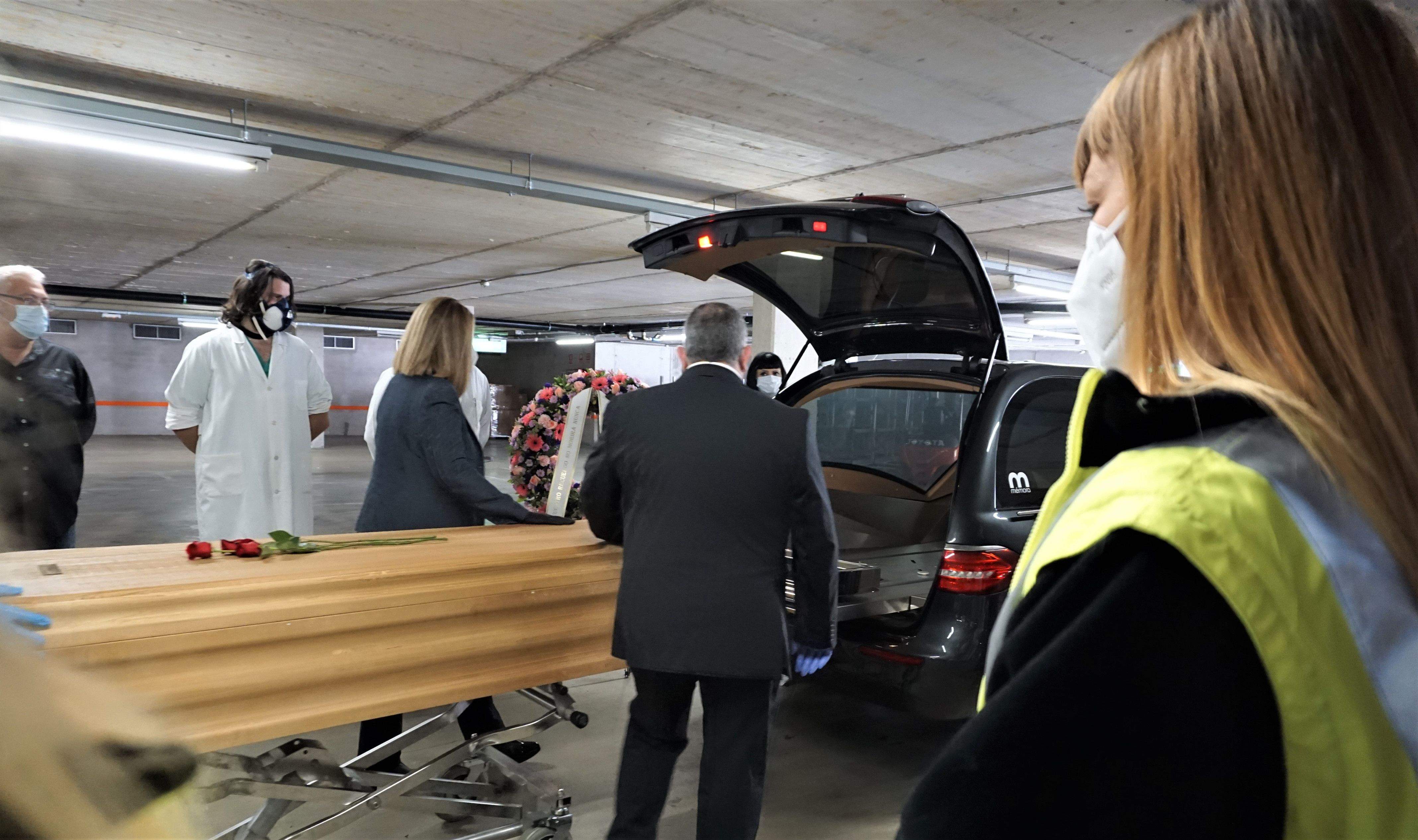 Treballadors del Tanatori de Collserola acomiadant el darrer difunt del dispositiu activat per la crisi sanitària FOTO: Memora