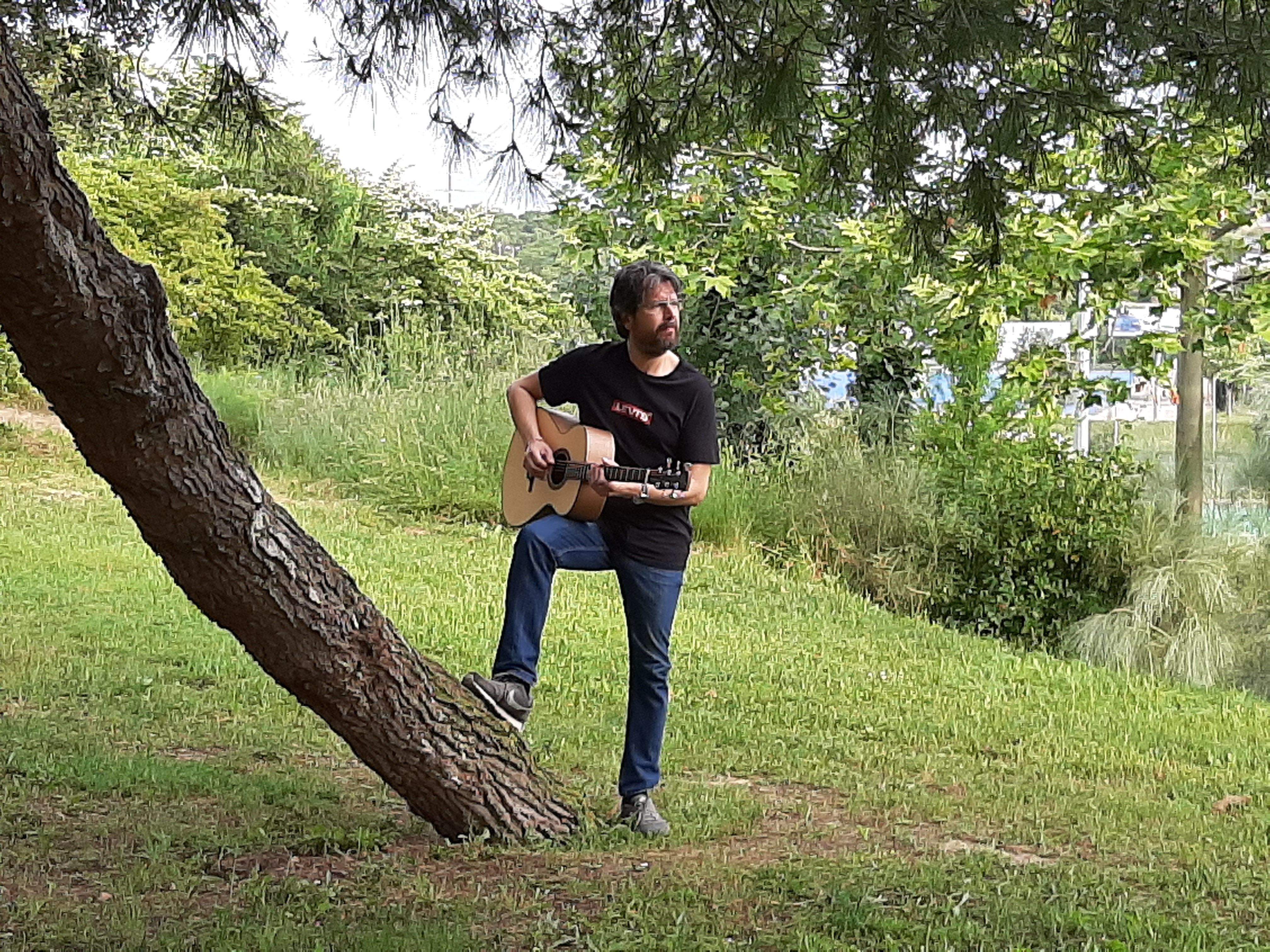 Saltor intrepretant 'Cristalls'. FOTO: Cedida