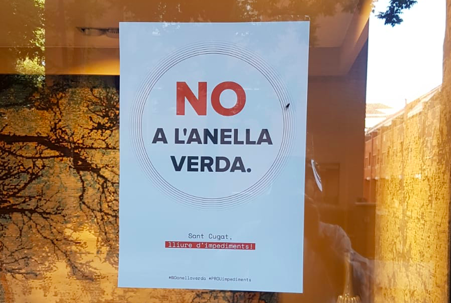 Cartell contra l'anella verda que llueixen els aparadors de la zona. FOTO: TOT Sant Cugat