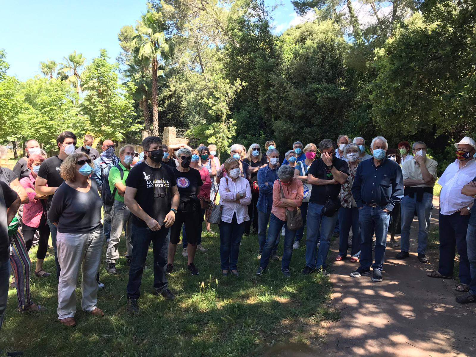 Desenes de veïns de La Floresta i Les Planes s'han reunit per reclamar l'obertura dels 2 Centres d'Atenció Primària. FOTO: Nielo Ballart