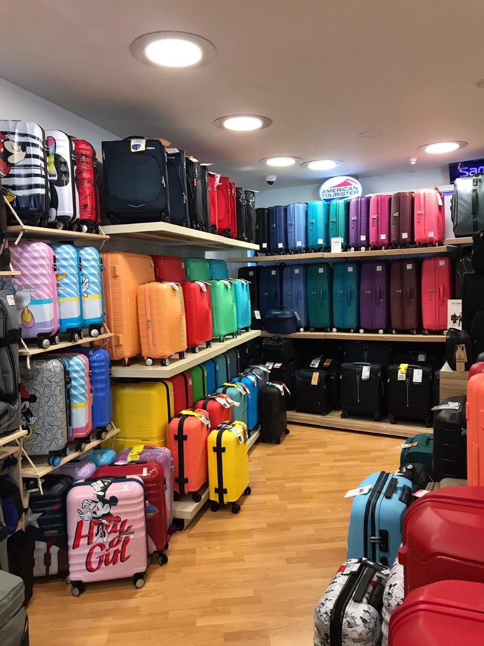 Petit Travel, la botiga especialitzada en maletes, complements de viatge i bosses de mà. FOTO: Cedida