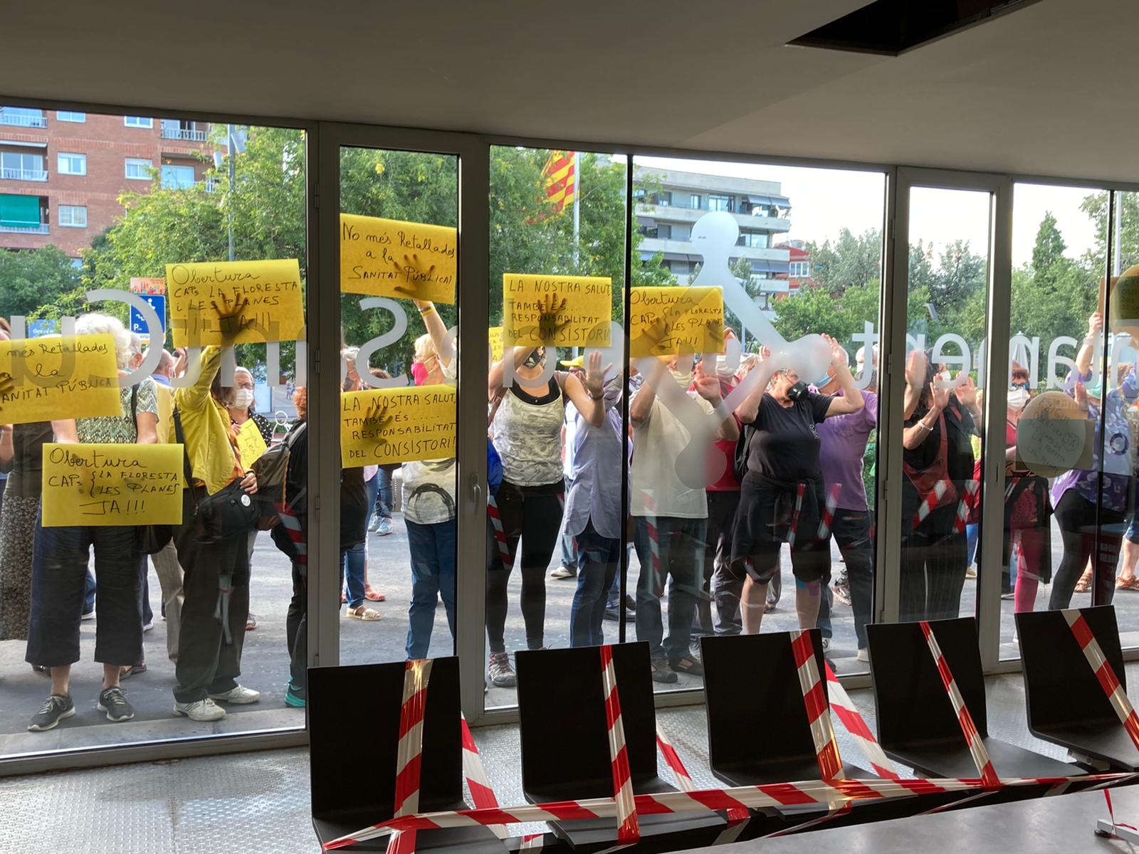 Protesta contra la no obertura dels consultoris de la Floresta i les Planes. FOTO: C.Caballé