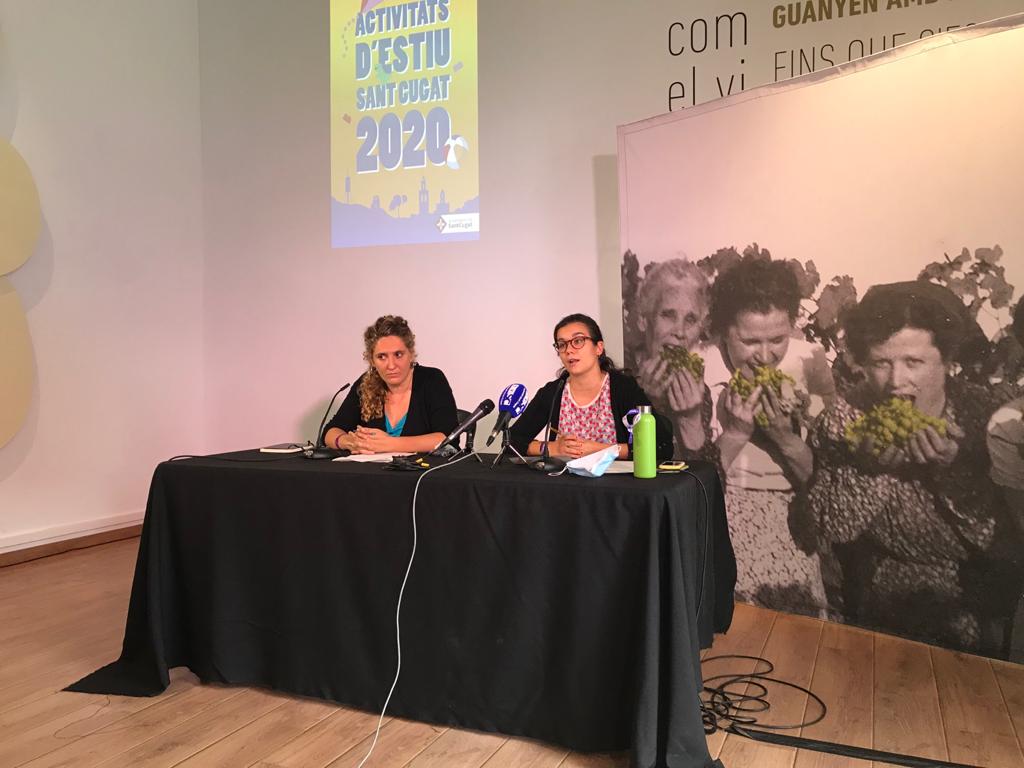Núria Gibert (esquerra) i Esther Madrona (dreta) en la presentació de l'Ajuntament de Sant Cugat de les activitats d'estiu. FOTO: Nielo Ballart