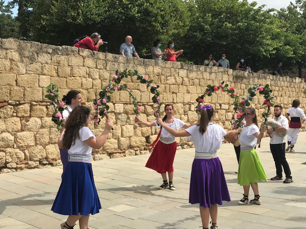 Les entitats de la Coordinadora d'Entitats Populars s'han gravat per mantenir l'esperit del Seguici Festiu de Sant Pere. FOTO: Nielo Ballart