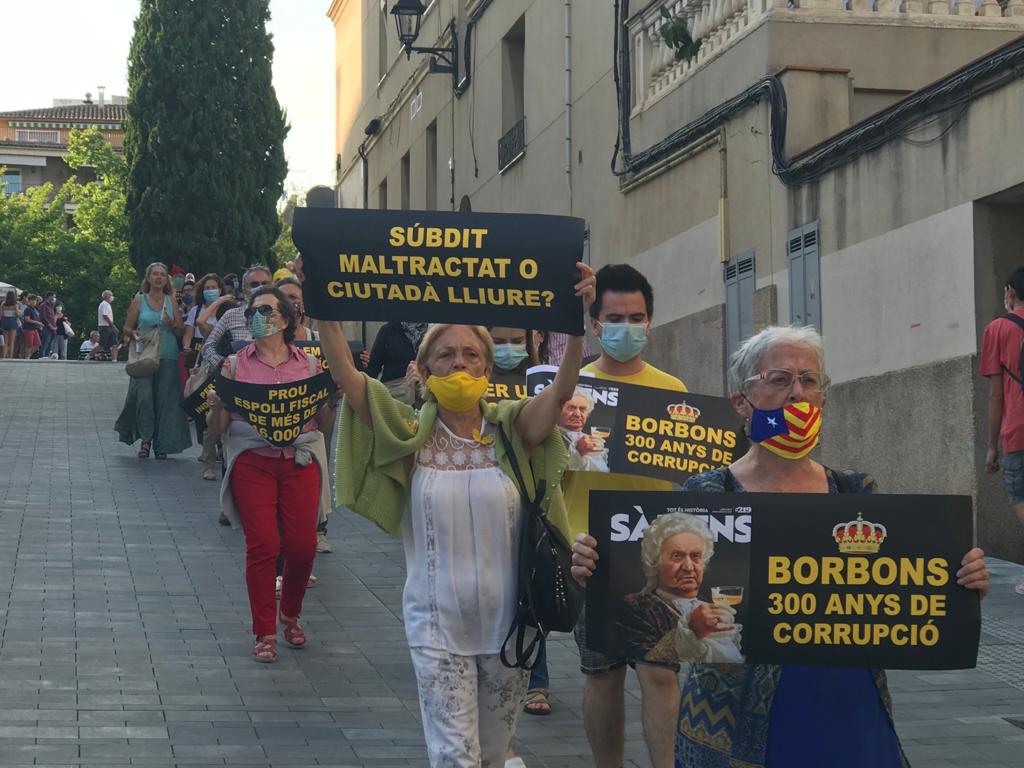 Els manifestants han recorregut Sant Cugat reivindicant la independència. FOTO: Nielo Ballart