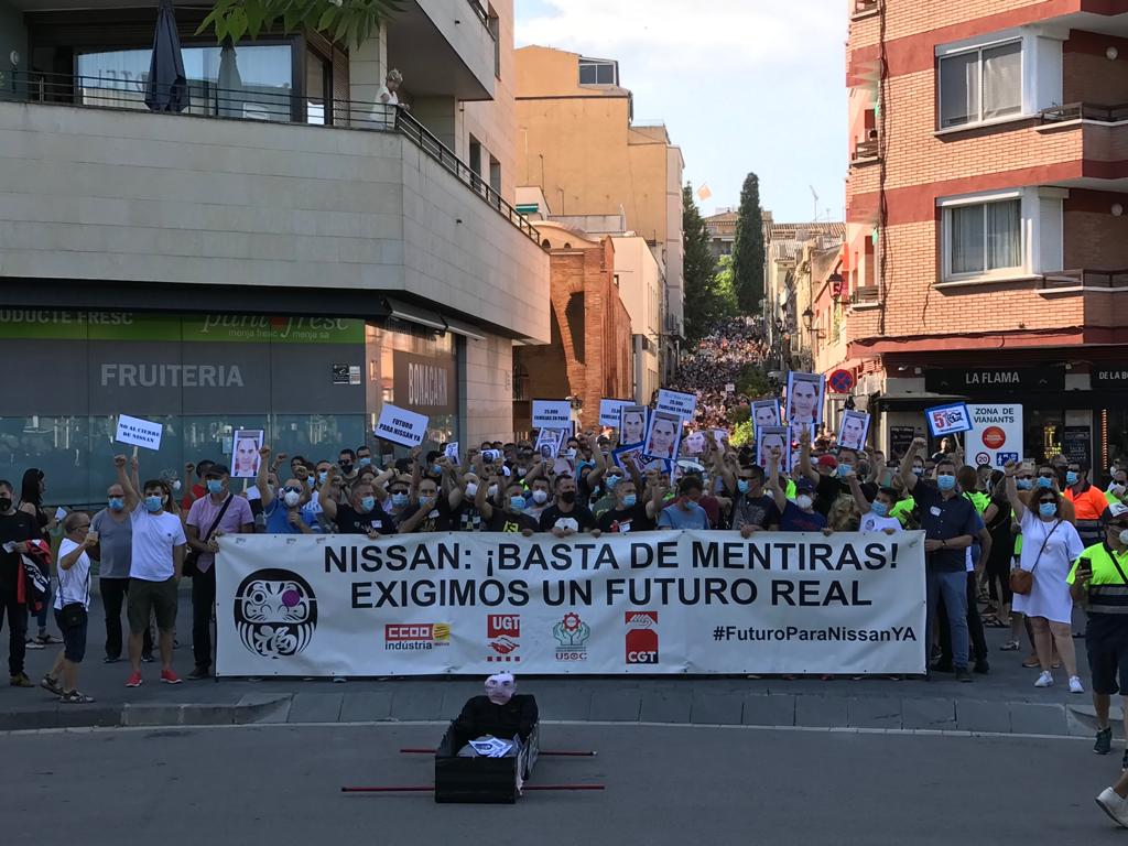 Manifestació contra el tancament de Nissan pels carrers de Sant Cugat FOTO: Cinta Caballé