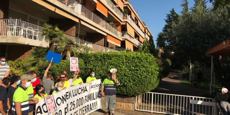 Els manifestants s'han aplegat davant la casa del directiu. FOTO: C.C