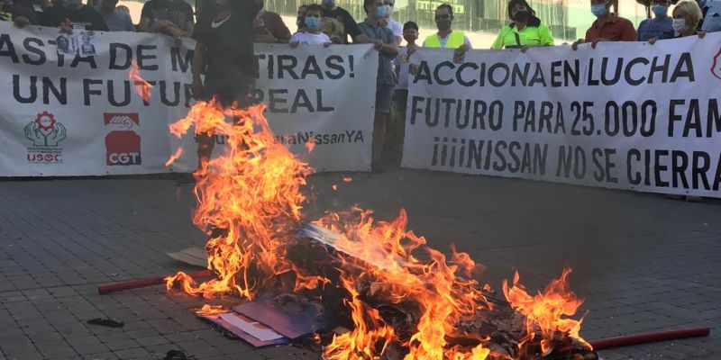 Final de la protesta a la plaça de la Vila. FOTO: C.Caballé