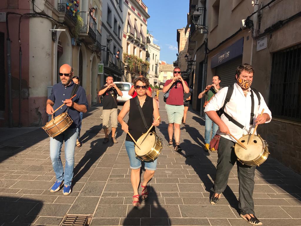 Les Albades de Sant Pere recorren Sant Cugat per despertar els veïns i veïnes. FOTO: Nielo Ballart