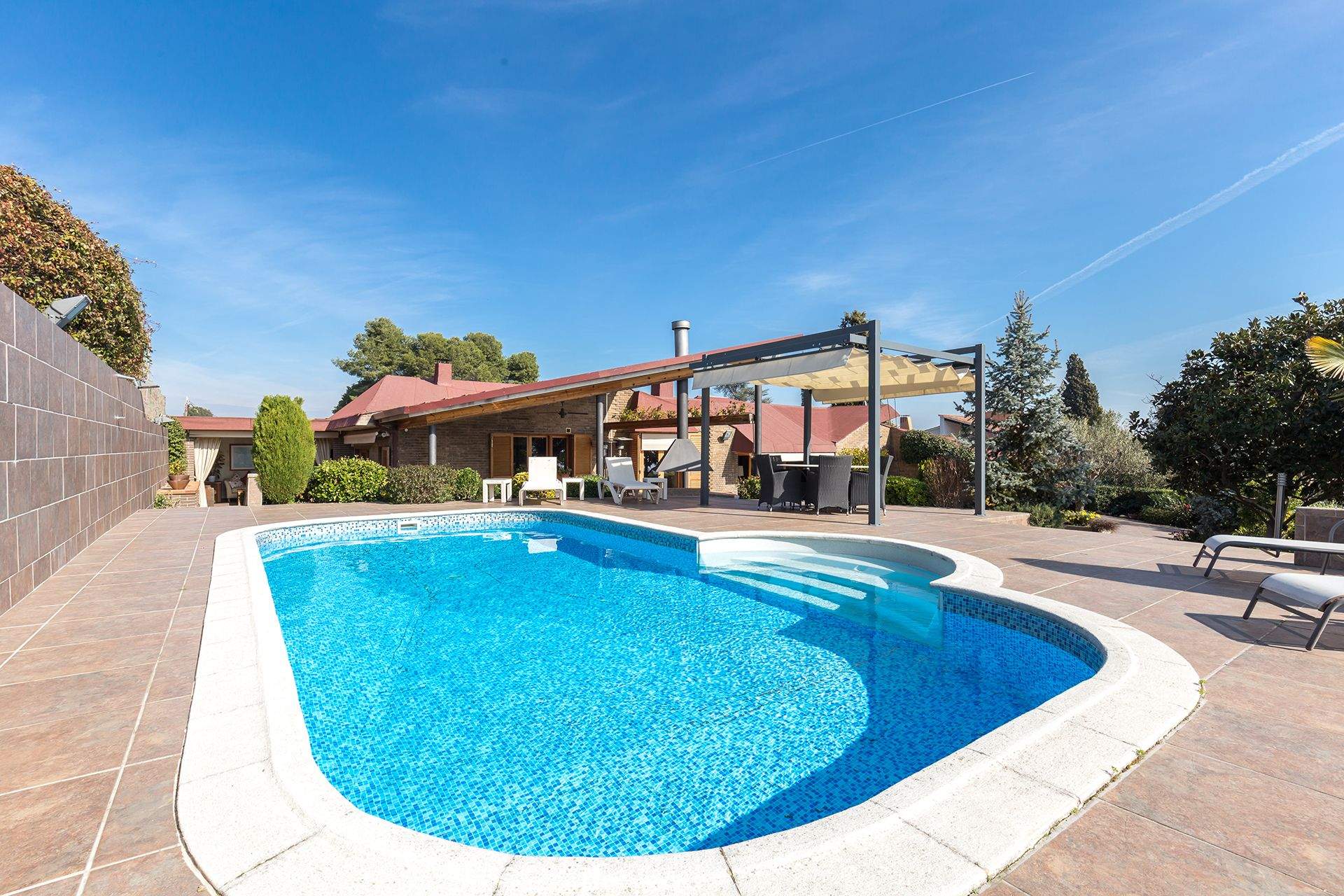 Magnífica casa amb jardí, terrasses i diferents porxos a Bellaterra. FOTO: Cedida