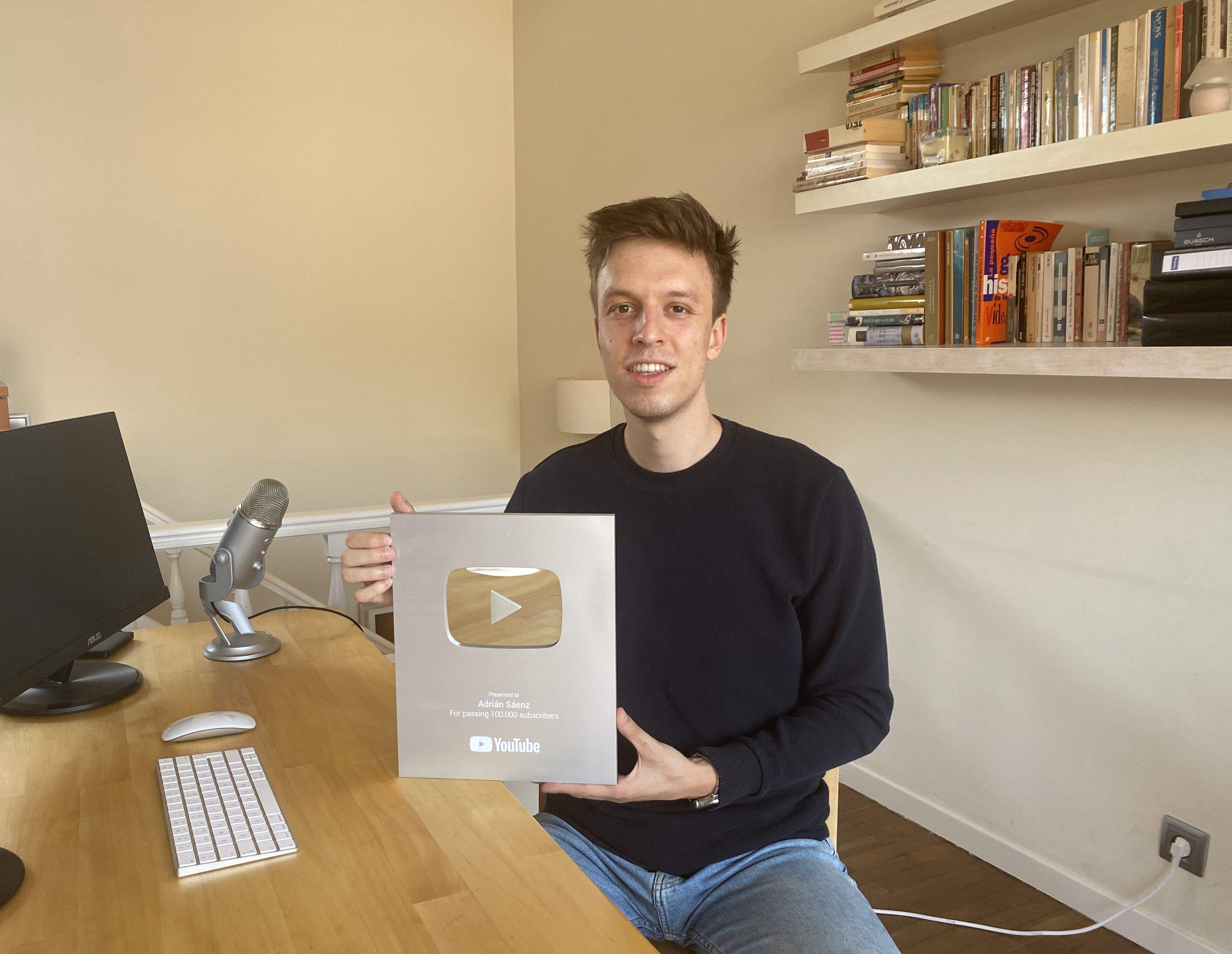 Adrián Sáenz amb el certificat de Youtube per superar els 100.000 subscriptors FOTO: Cedida