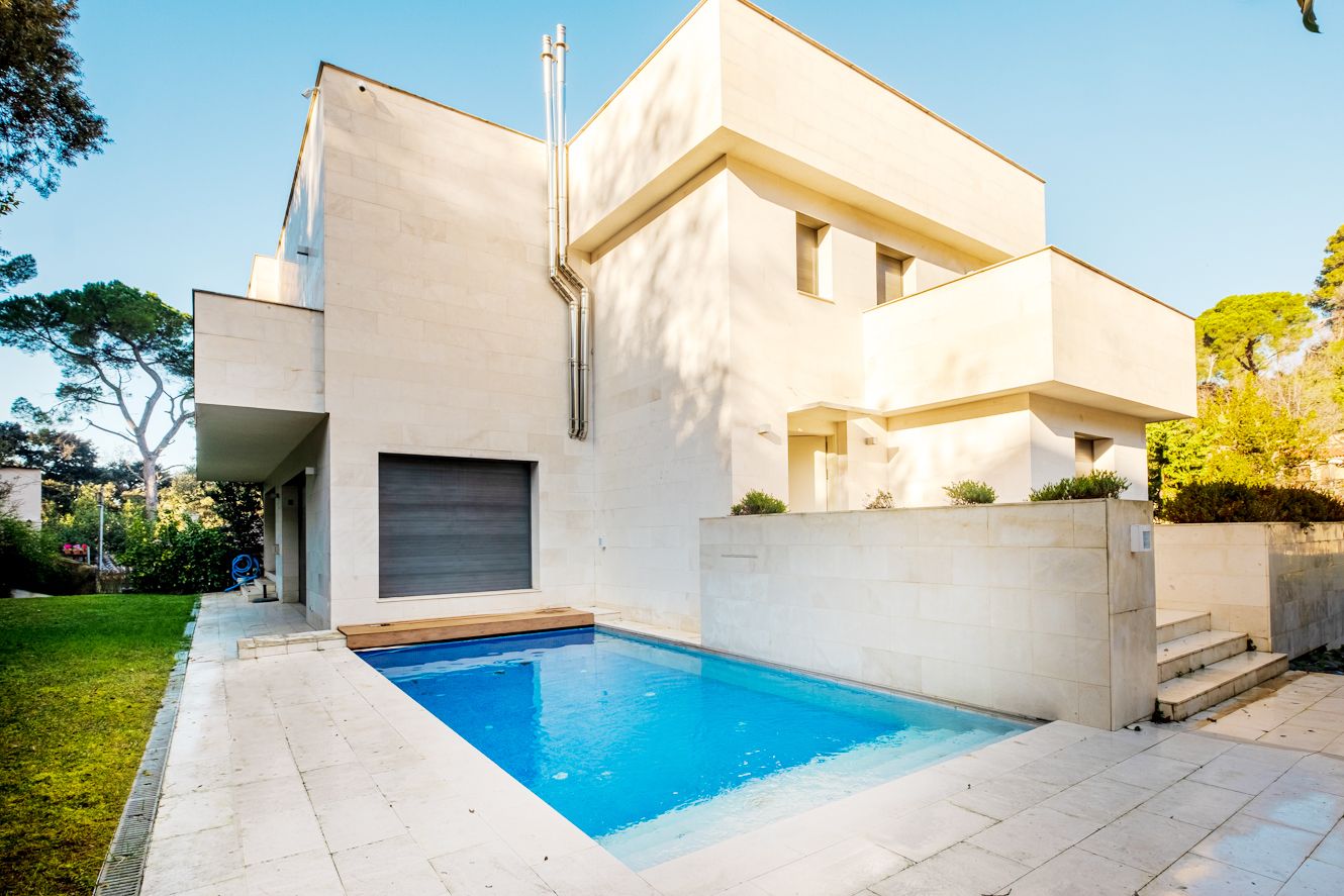 Exterior d'aquesta increïble casa unifamiliar a La Floresta amb piscina amb cascada FOTO: Cedida
