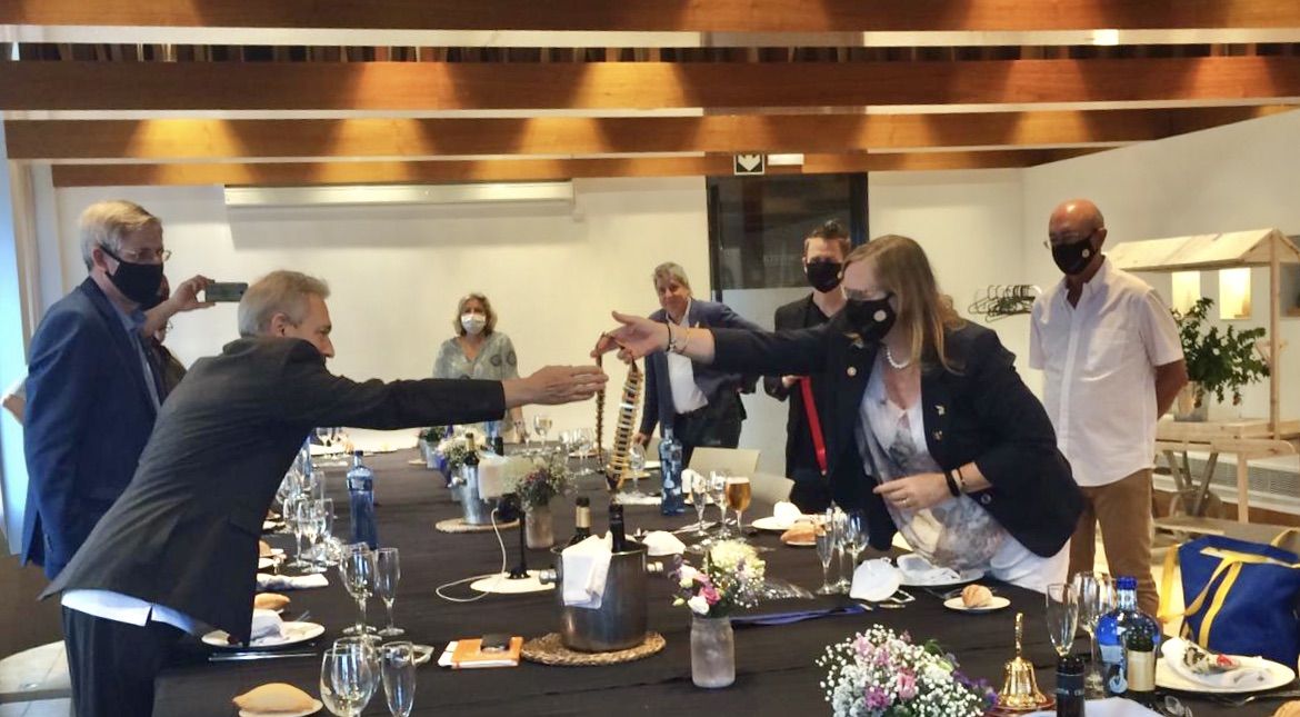 Montse Moral entrega el collar de president del club a Josep Aymerich FOTO: Cedida 