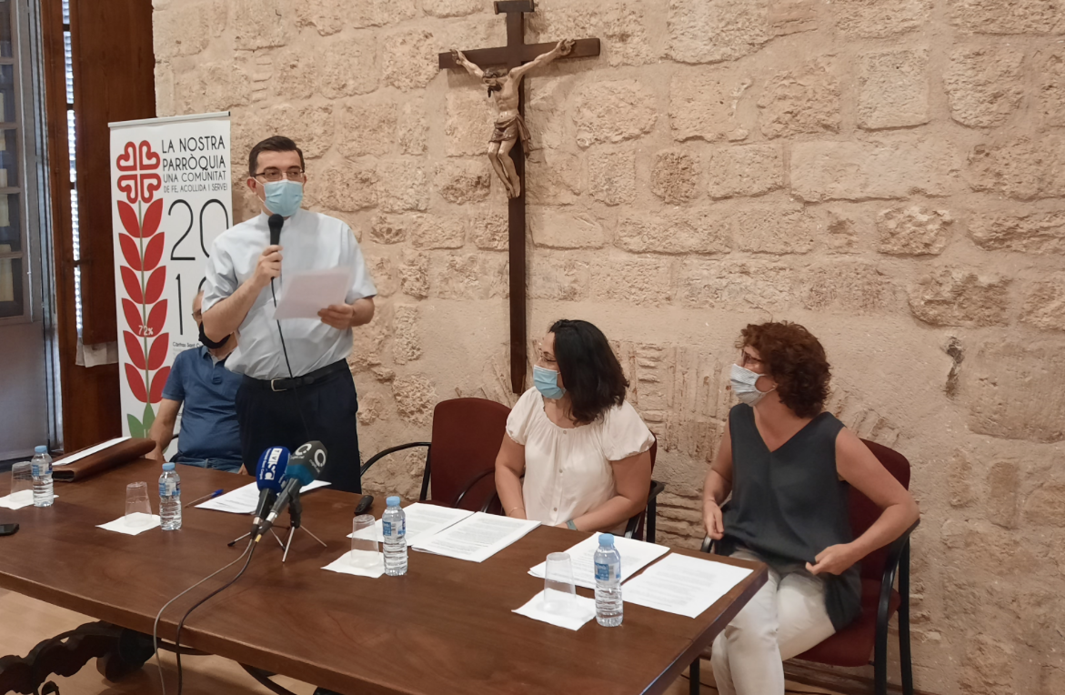 Presentació de l'informe anual de Càritas amb el rector de la parròquia de Sant Pere, Emili Marlès FOTO: TOT San Cugat