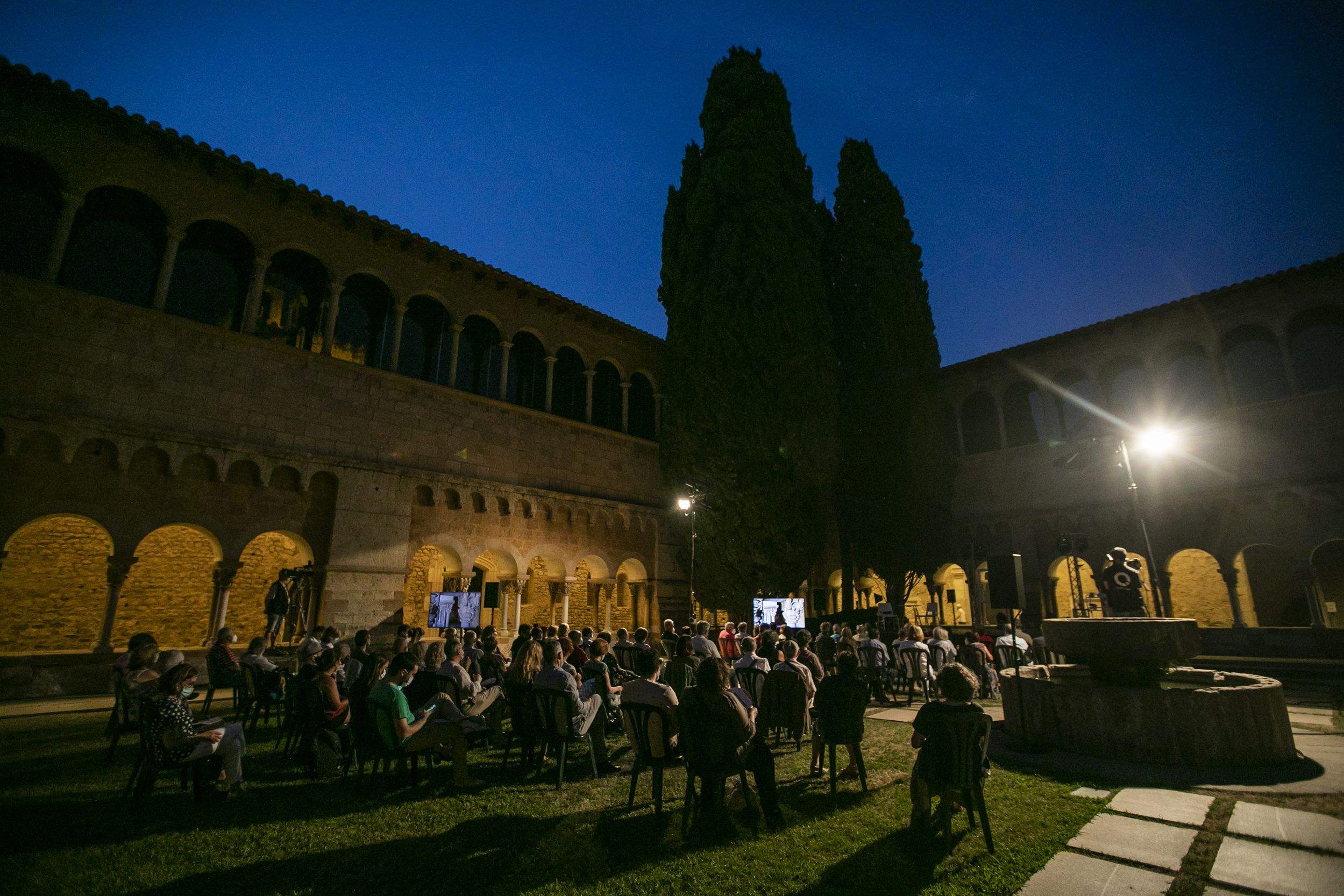 Una edició Les Lectures a la Fresca al Claustre del Monestir FOTO: Lali Puig