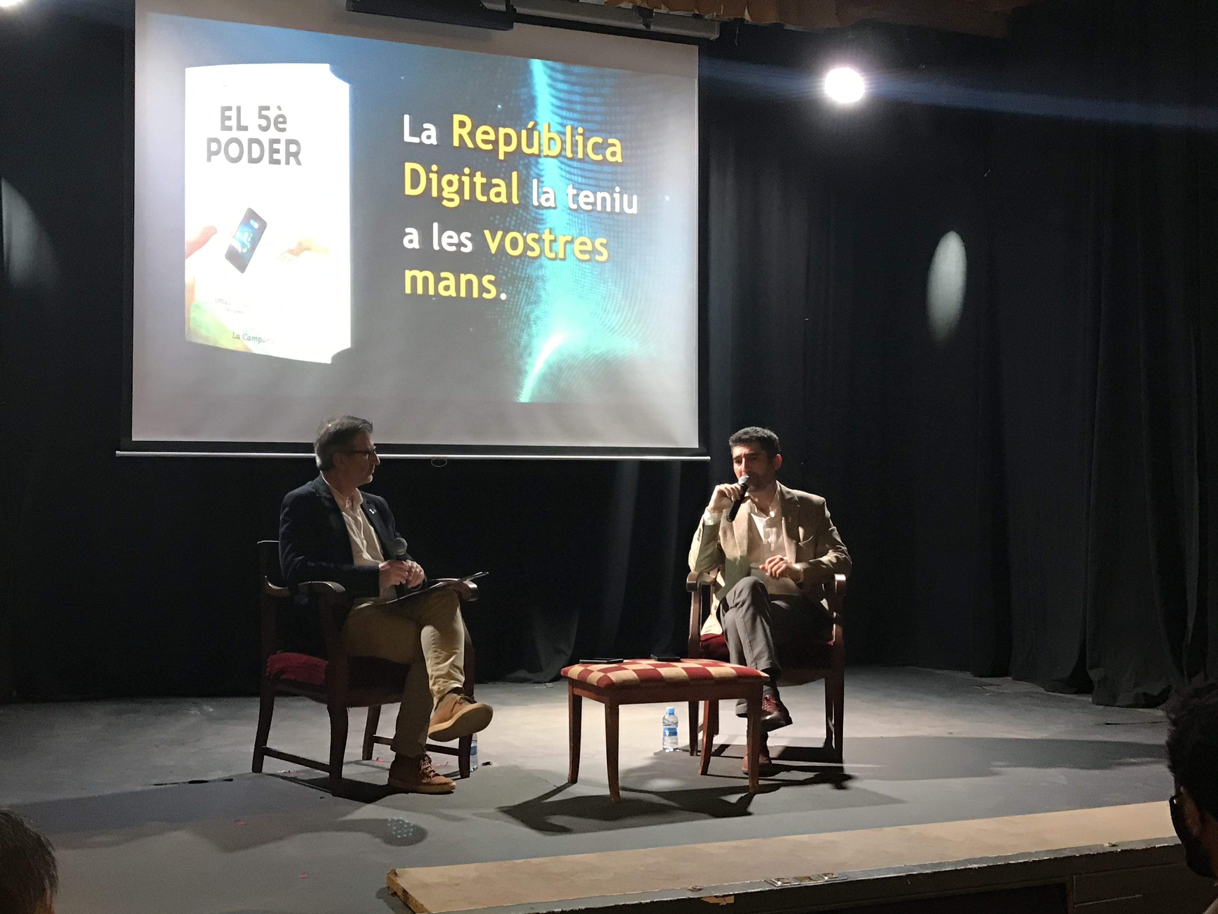 Josep Maria Vallés (esquerra) i Jordi Puigneró (dreta) parlant sobre el  llibre 'El 5è poder. La República Digital a les teves mans'  del Conseller de la Generalitat. FOTO: Nielo Ballart