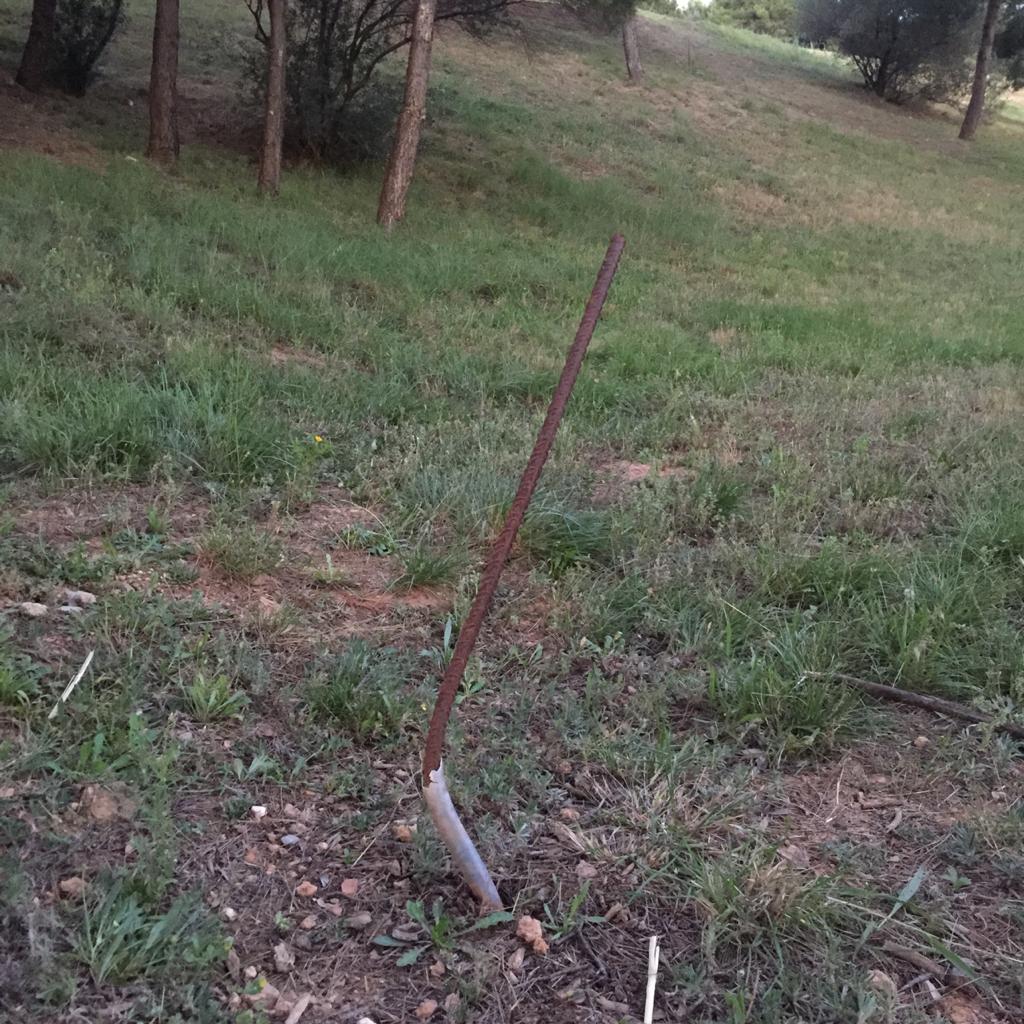 Aquest ferro sobresurt del terra al Parc del Turó Can Mates des de fa temps. FOTO: Cedida