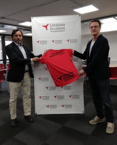 Carlos de Abadal, esquerra, i Julià López-Arenas, dreta, en la renovació de l'acord de col·laboració entre Seguros Catalana Occidente i el CH Sant Cugat. FOTO: Cedida