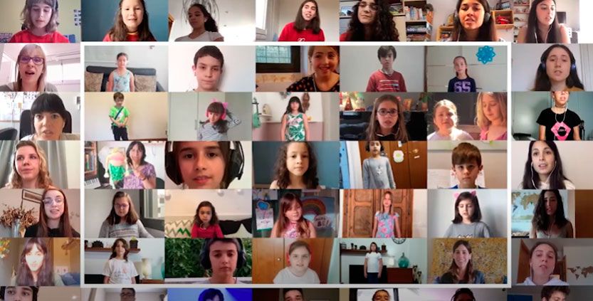 Alumnes i professors interpretant la cançó "Imagine" de John Lennon. FOTO: Aula de So