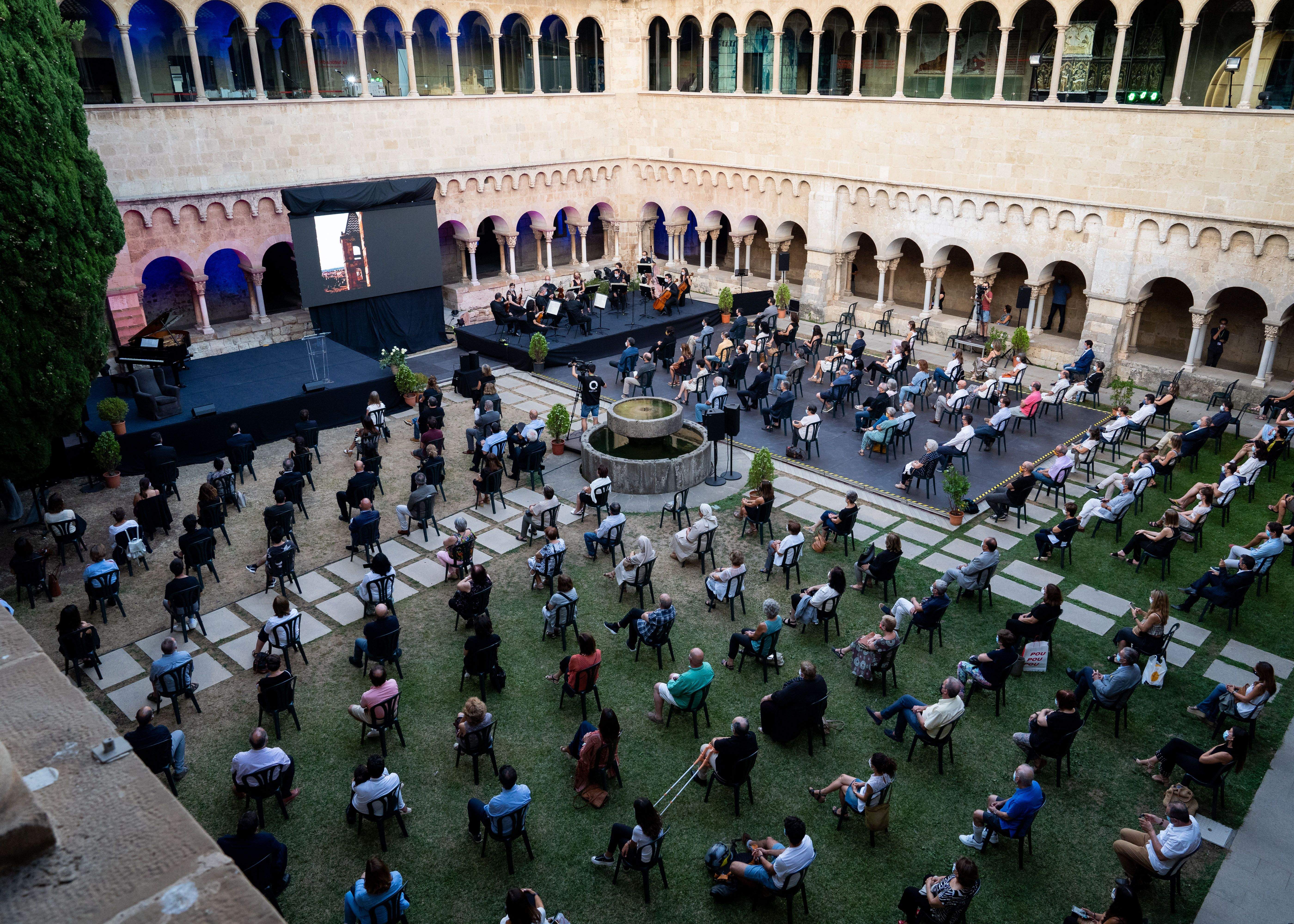 Vista des de dalt del claustre de l'homenatge a les víctimes de la COVID-19 de Sant Cugat. FOTO: Marc Quévy