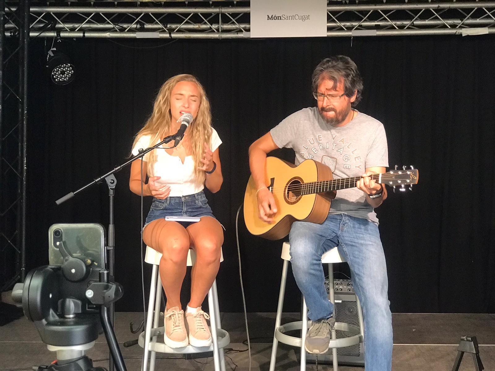 Mònica Maranillo i Oriol Saltor, durant la presentació del número 9 de Món Sant Cugat. FOTO: TOT