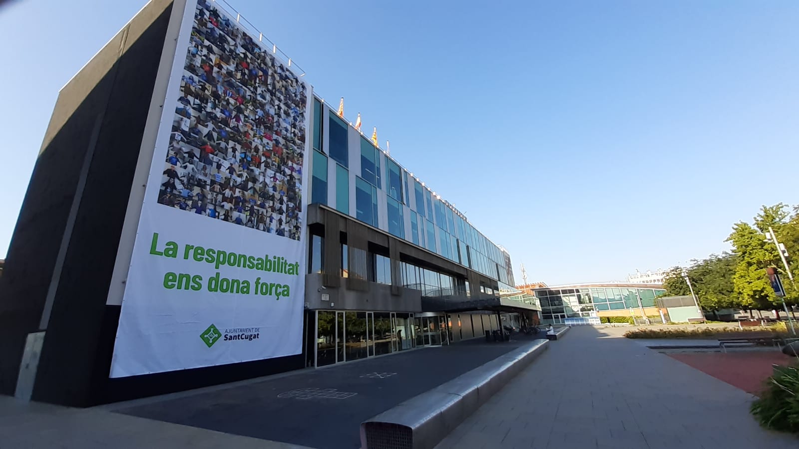 Façana de l'Ajuntament amb la pancarta amb la cadena humana que apel·la a la responsabilitat. FOTO: Ajuntament de Sant Cugat