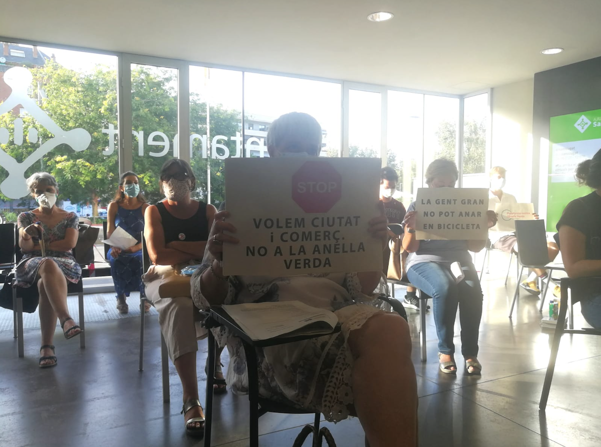 Pancartes en contra de l'Anella Verda a l'audiència pública del Ple Municipal de juliol. FOTO: TOT Sant Cugat