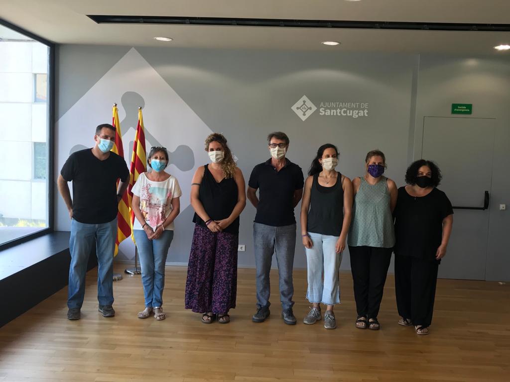 Foto de família dels responsables del nou punt de mediciació del lloguer de Sant Cugat. FOTO: JLSilva