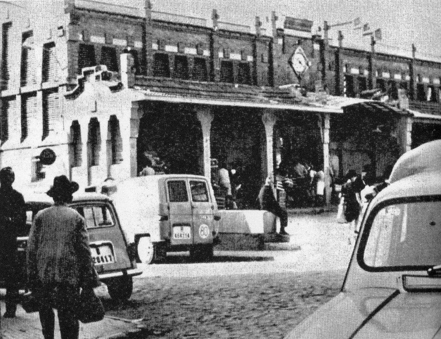 Imatge de la plaça del Mercat Vell, on es poden veure alguns vehicles de l'època. FOTO: J.M. Huertas Claveria