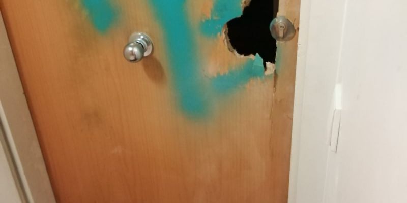 Estat de la porta del pis després de la intervencio d'ahir. FOTO: Cedida
