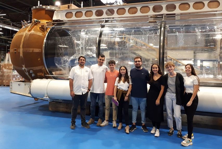 Alumnes d'Elisava a la planta de Triton Submarines a Sant Cugat. FOTO: Cedida