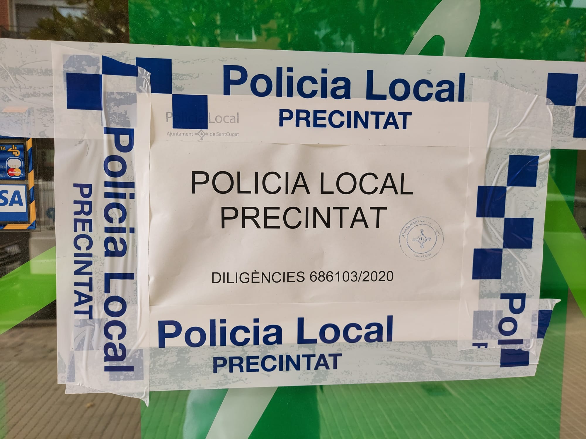 Precinte de la Policia Local al local antic d'"Hilos e hilachas". FOTO: JLSilva