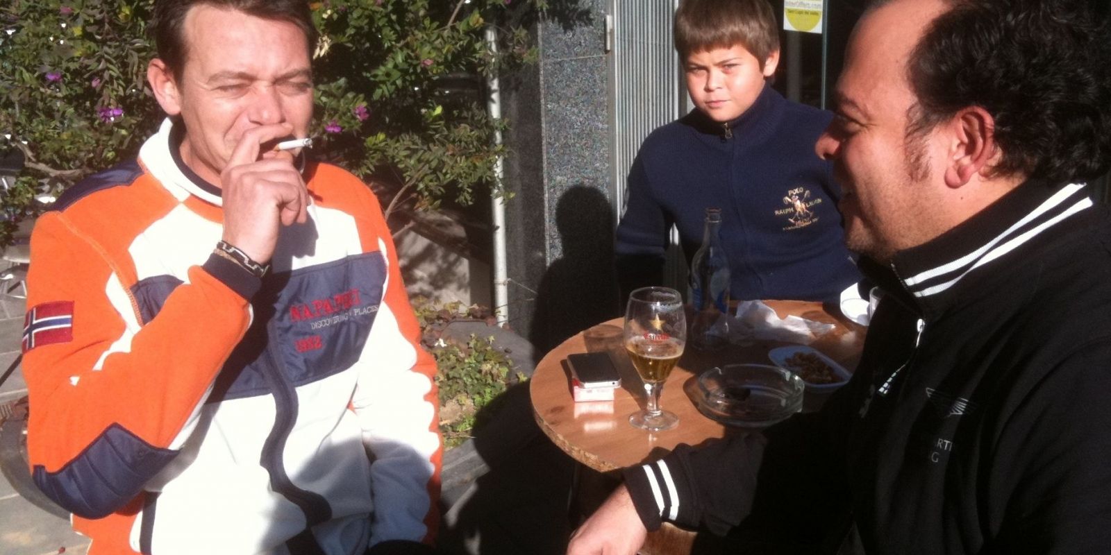 Persones fumant a Sant Cugat. FOTO: JR Armadàs