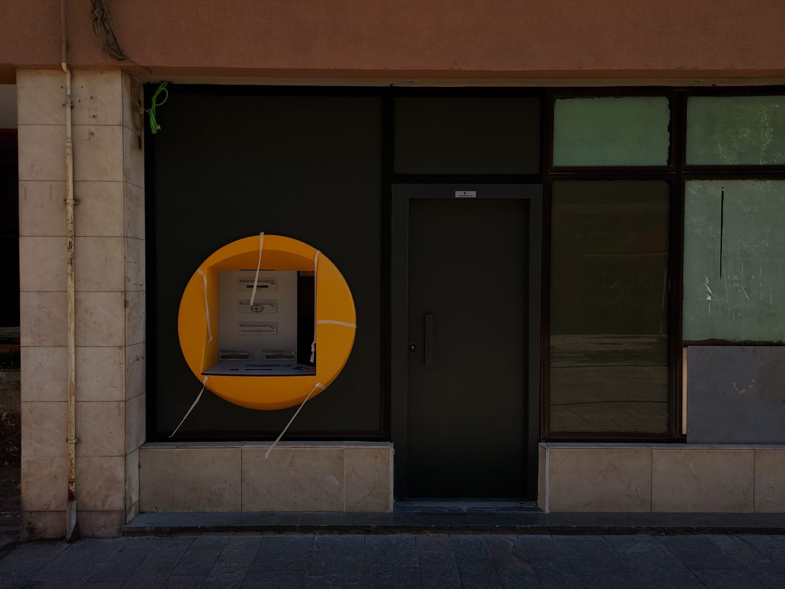 Caixer de Caixabank a l'avinguda Cerdanyola. FOTO: JL. Silva