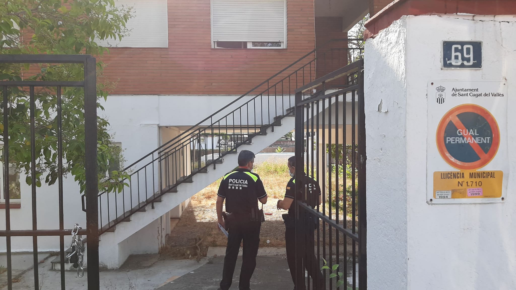 La Policia Local i el Mossos al lloc dels fets per frustrar l'okupació. FOTO: M. Cervantes