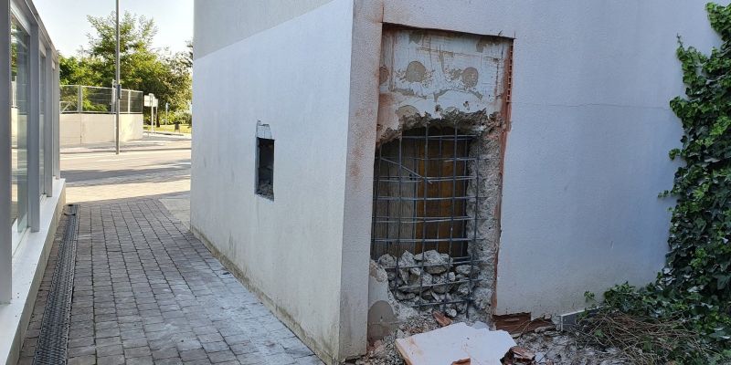 Obres per instal·lar el caixer del Banc Sabadell a Volpelleres. FOTO: Cedida