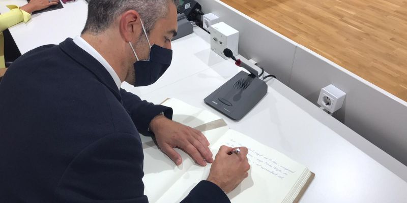 Signatura del conseller Bernat Soler al llibre d'honor de l'Ajuntament. FOTO: JLSilva