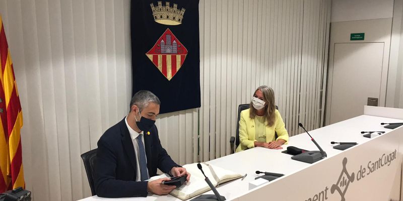 El conseller Bernat Soler amb el regal que li ha donat l'alcaldessa Mireia Ingla. FOTO: JLSilva