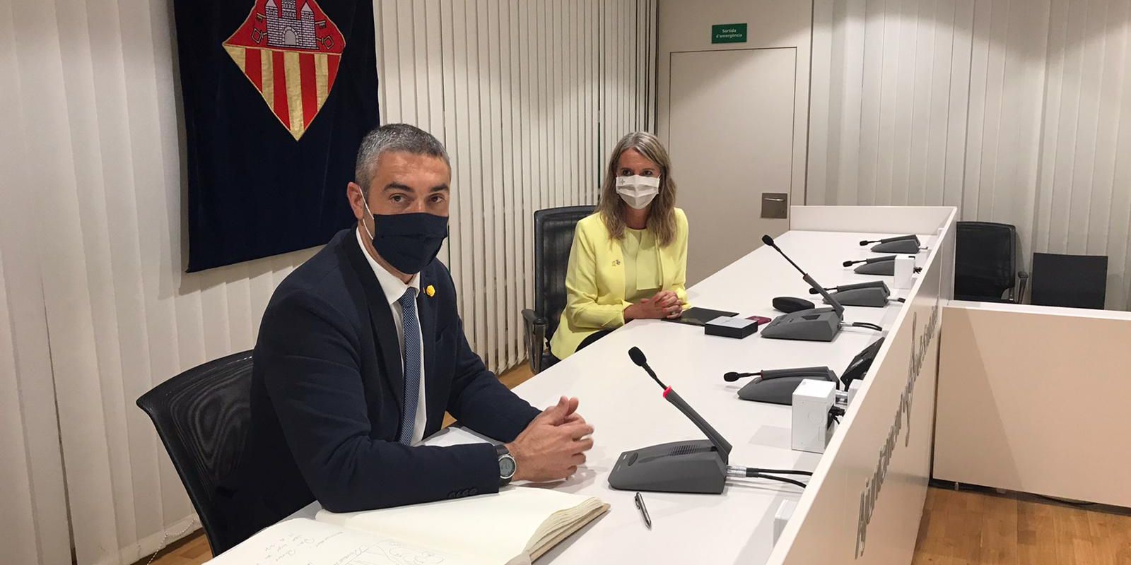 El conseller Bernat Solé, a la recepció institucional a la sala de plens de l'ajuntament. FOTO: JLSilva