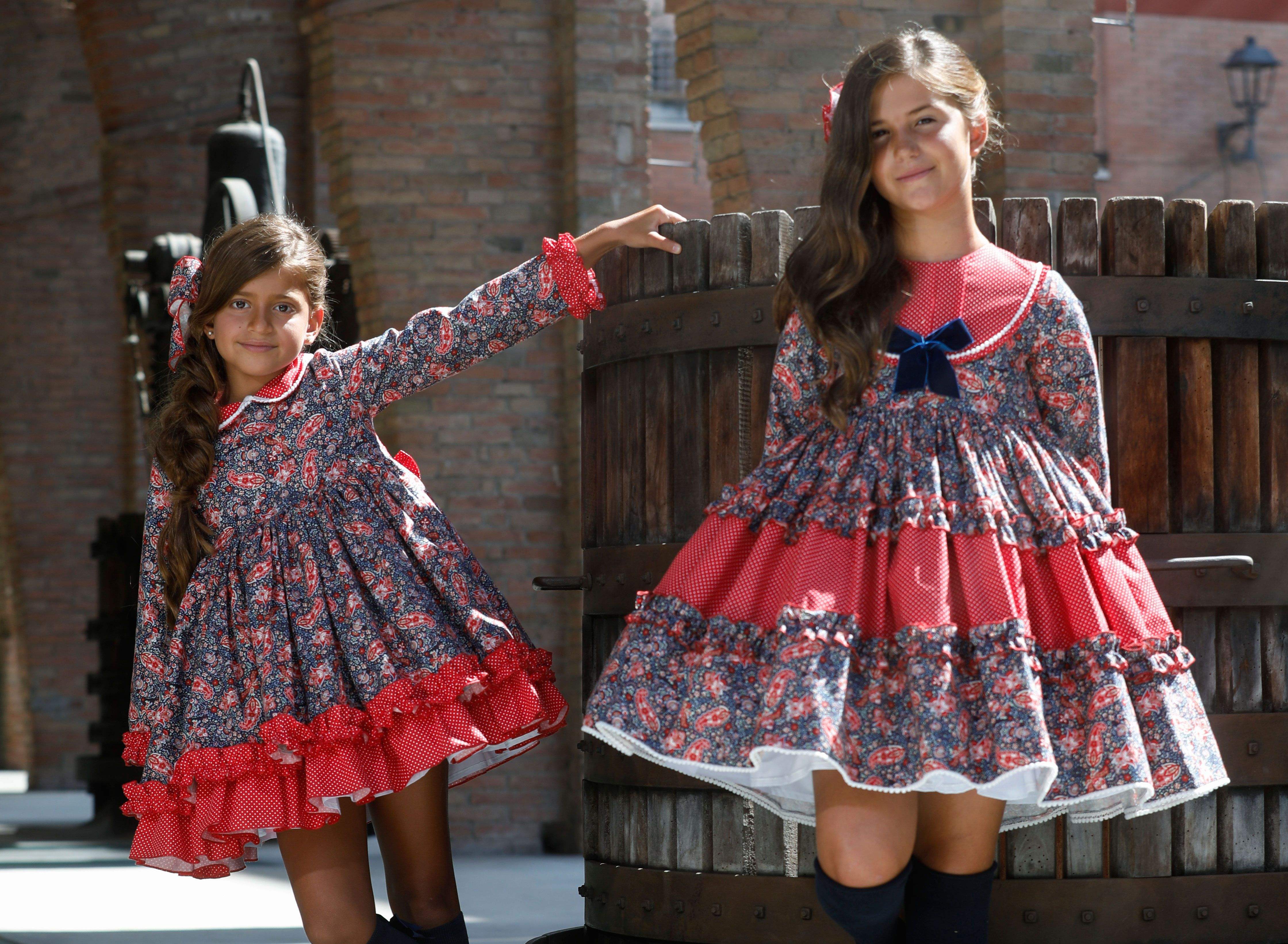 Fotografia del cartell de la desfilada amb la col·laboració de @rubenirun, @merichealtacostura i @manologuillen.  FOTO: Cedida