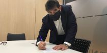 Lluís Fernández Alà signant el seu vot contra l'actual directiva del FC Barcelona. FOTO: Nielo Ballart