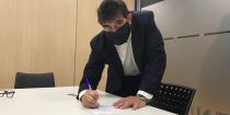 Lluís Fernández Alà signant el seu vot contra l'actual directiva del FC Barcelona. FOTO: Nielo Ballart Lluís Fernández Alà signant el seu vot contra l'actual directiva del FC Barcelona. FOTO: Nielo Ballart