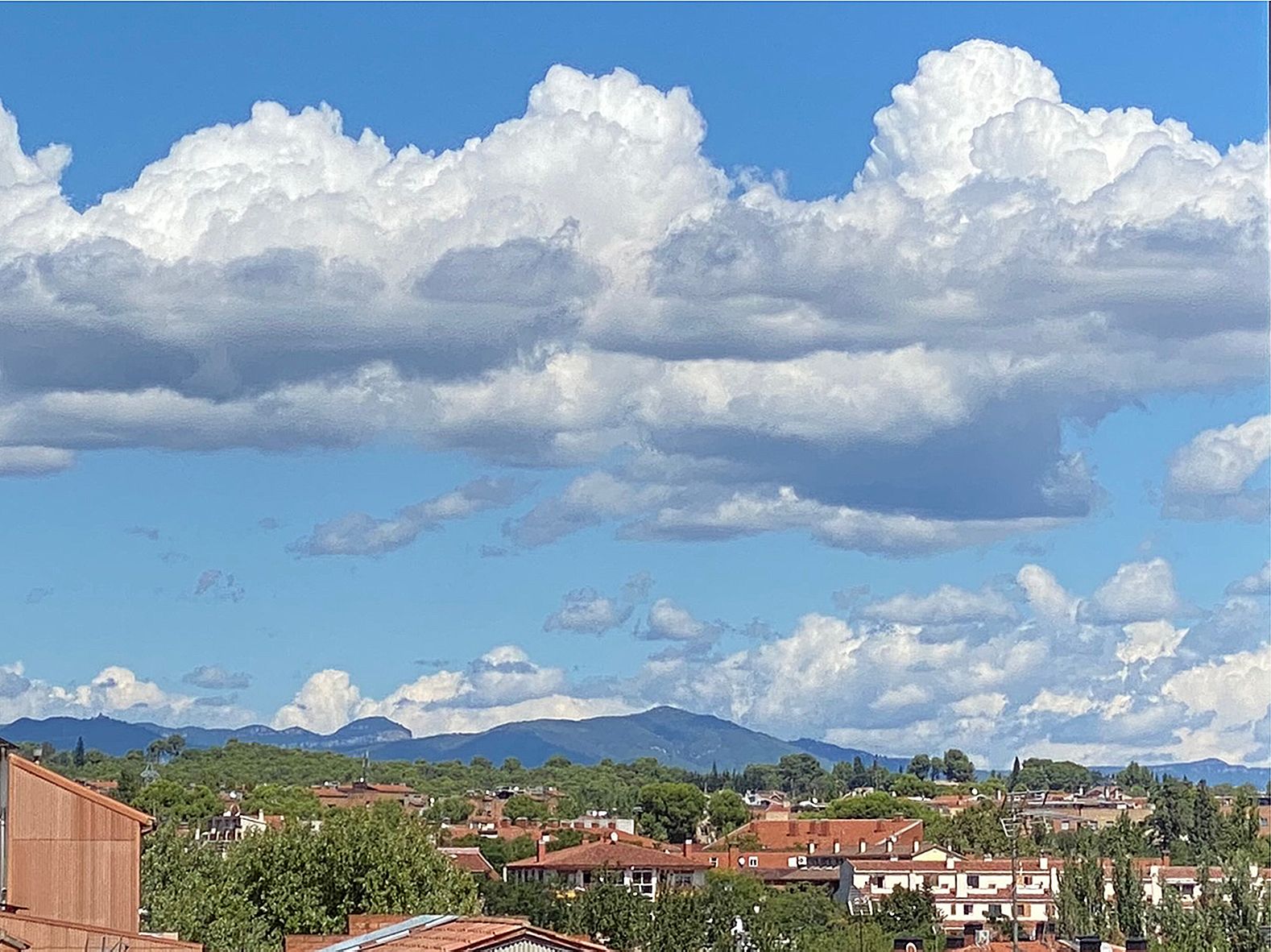  'CEL  I  TERRA' - feta a Sant Cugat -- Sant Llorenç de Munt i l'oban. FOTO: Santiago Garcia Revilla