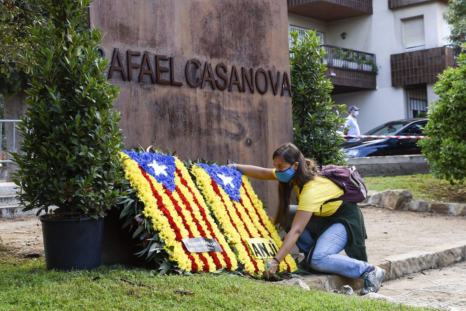 Ofrena floral de l'Assemblea Nacional de Joves Independentistes al monument de Rafael Casanova. Foto: Bernat Millet.