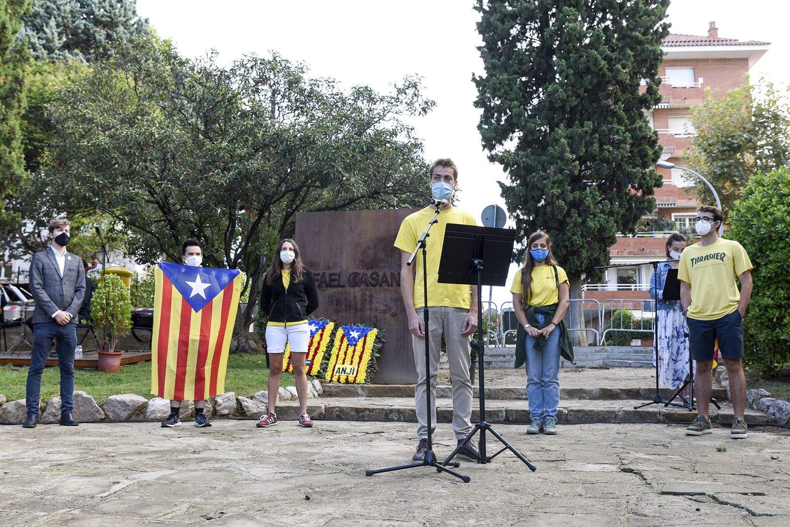 Ofrena floral de l'Assemblea Nacional de Joves Independentistes al monument de Rafael Casanova. Foto: Bernat Millet.